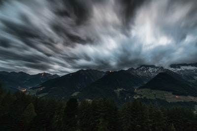 雨云下的黑山